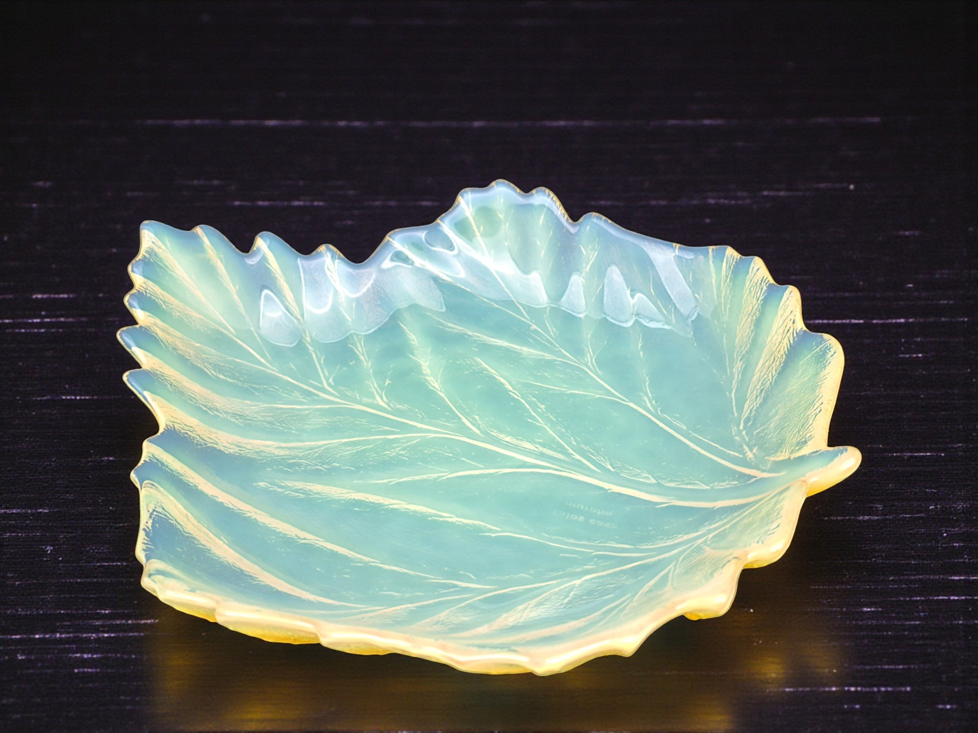 Centrotavola a forma di Foglia in Vetro di Murano Opalino Giallo, Yalos