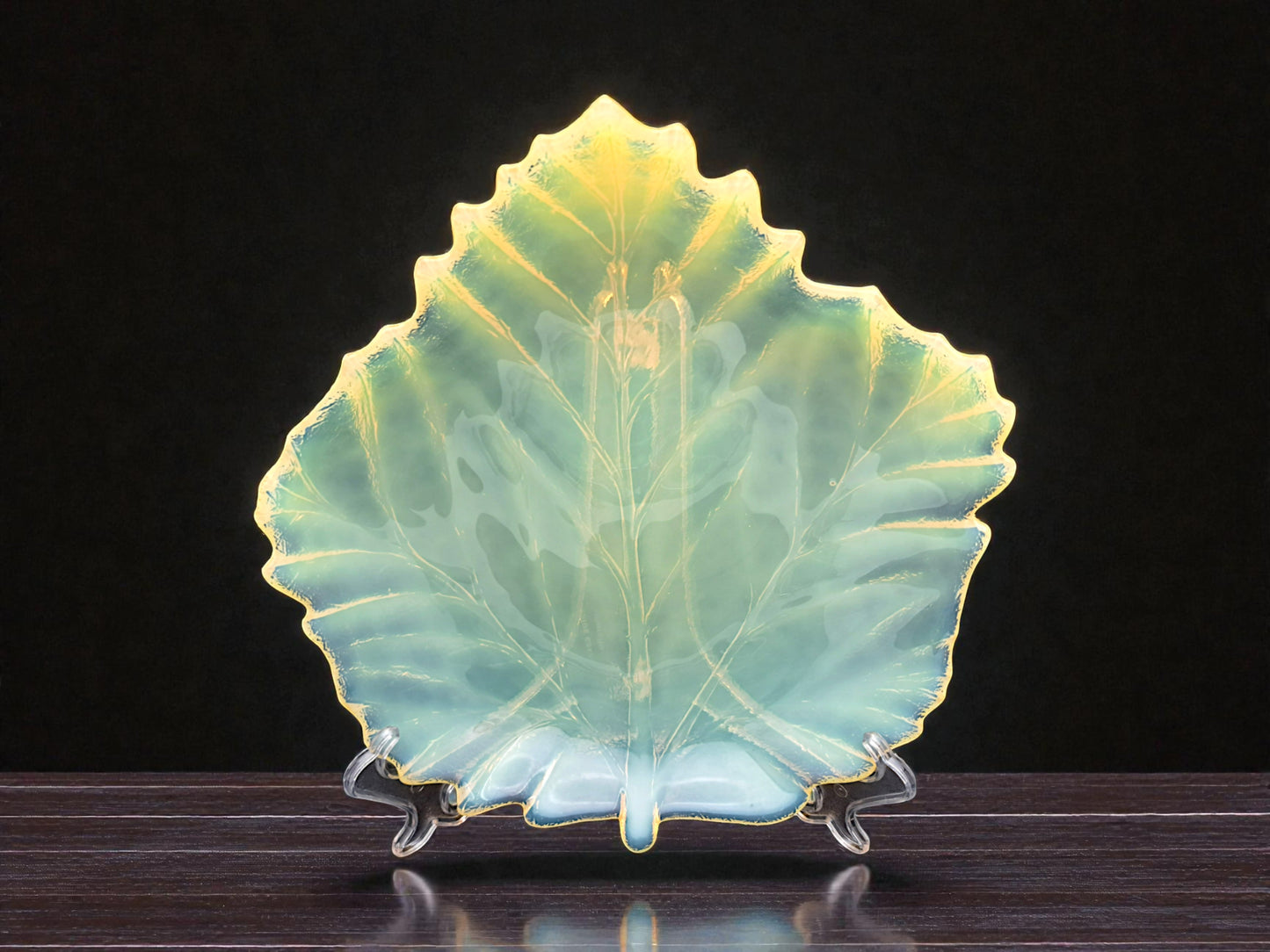 Centrotavola a forma di Foglia in Vetro di Murano Opalino Giallo, Yalos