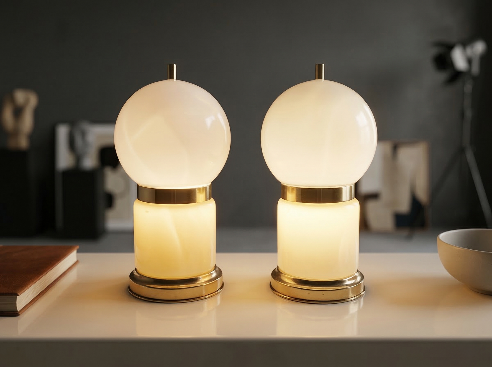 Coppia di Lampade in Vetro Opalino di Murano