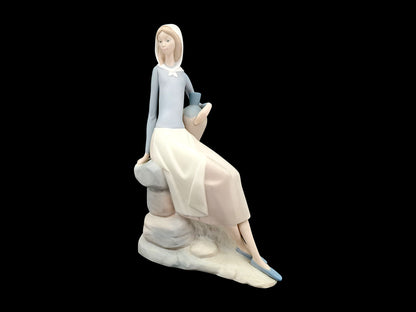 Statuina in Pocellana, Ancella Seduta, Nao, Gruppo Lladrò